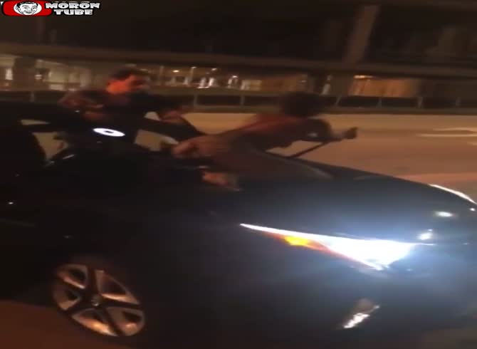 Video :An Uber driver is bitten by a psychotic drug addict who gets inside the vehicle!